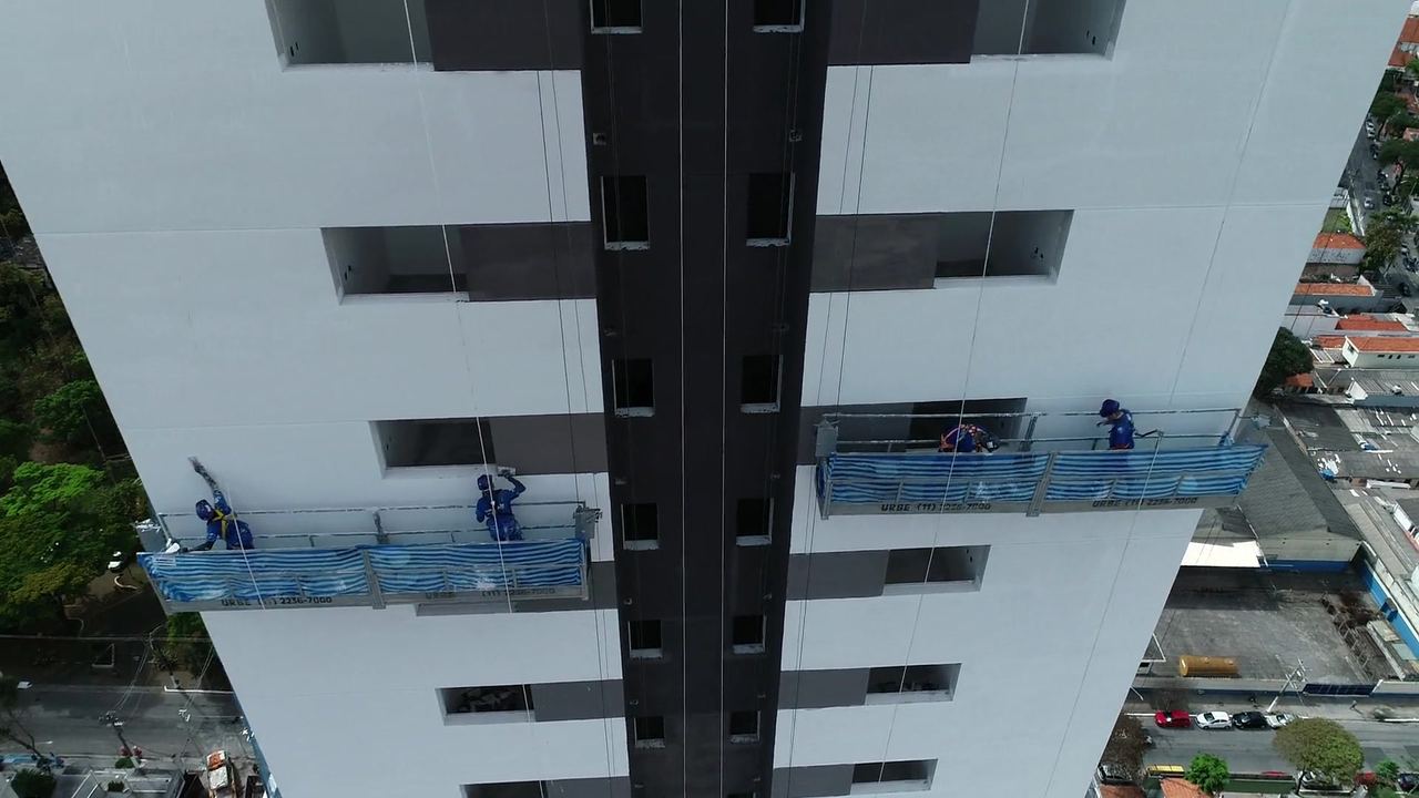 Drone sobrevoando fachada em revitalização